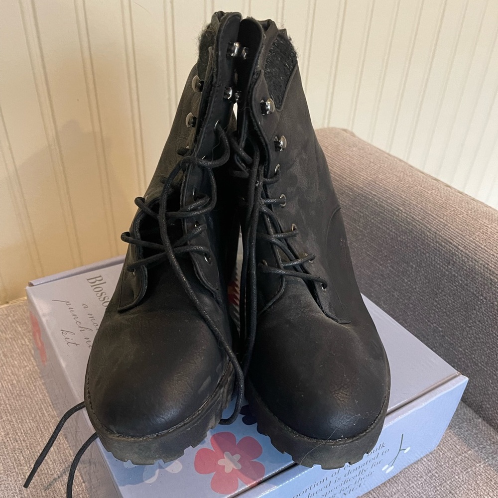 Black thick heel never worn. US size 8.5